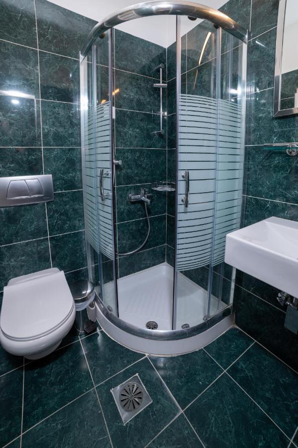 Brettania Hotel Ioannina Buitenkant foto